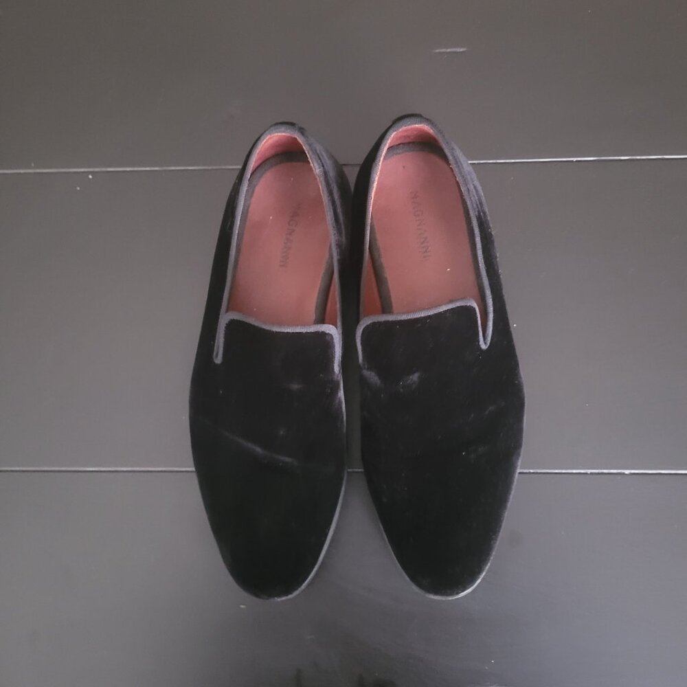 Magnanni Men's suede loafer, Black. Pre worn but in very good condition. Size 7
